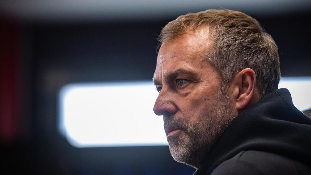 Hansi Flick, serio en rueda de prensa