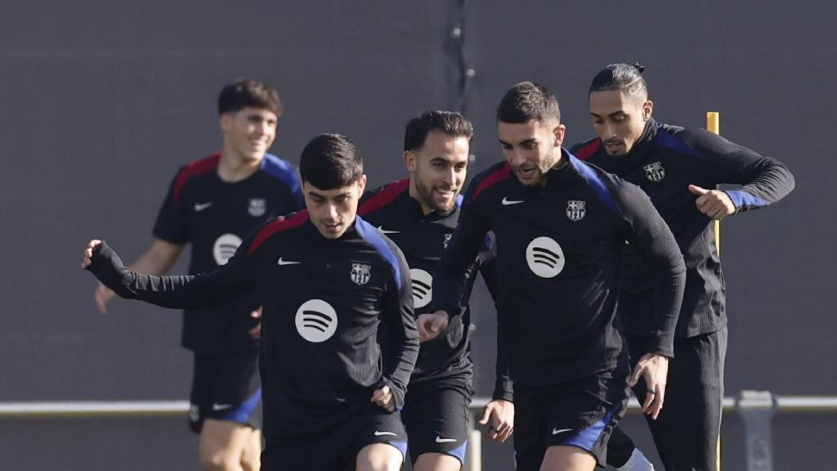 Los jugadores del Barça entrenan antes del partido contra el Valencia
