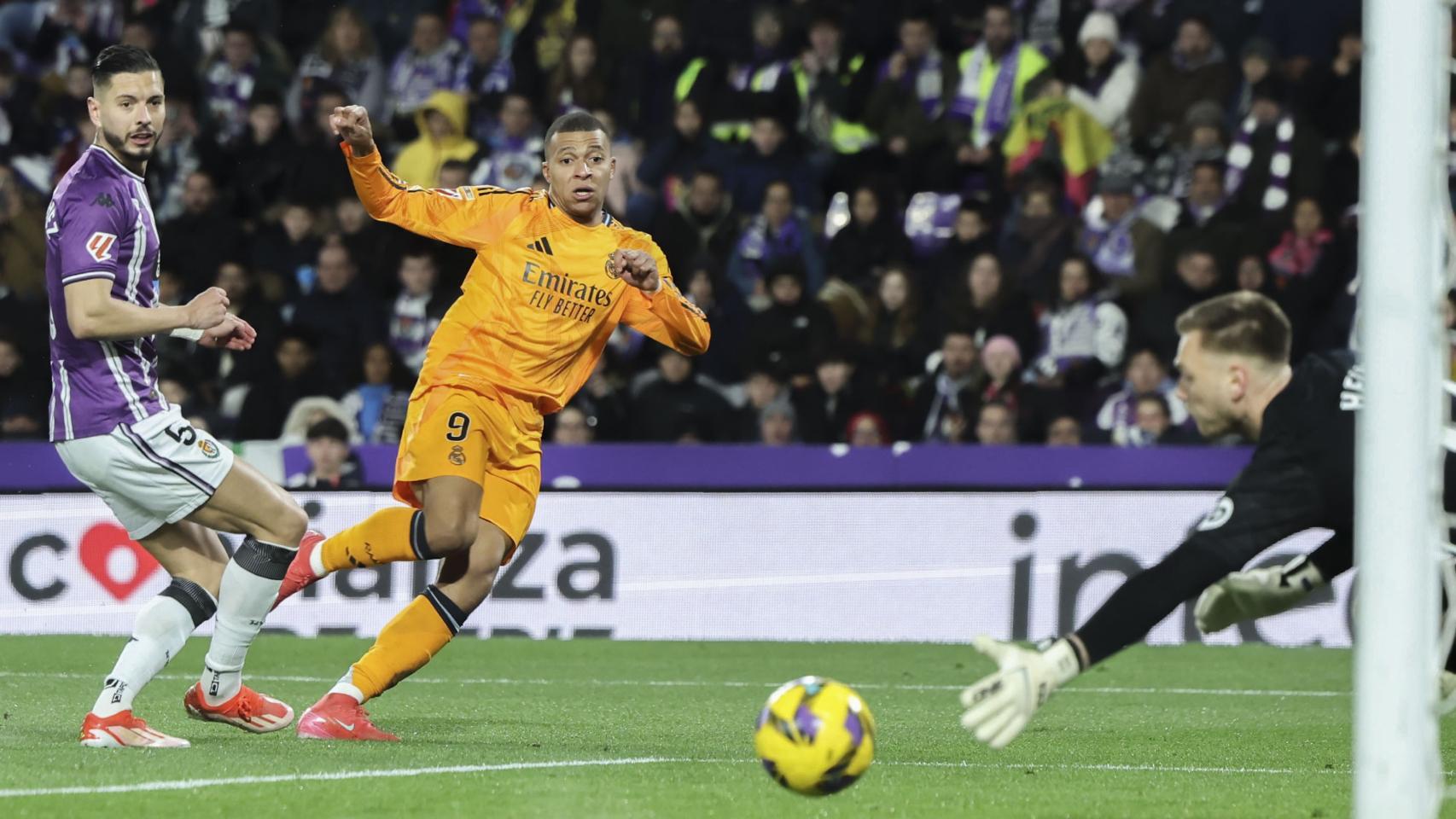 Mbappé supera la resistencia de Hein con un fuerte disparo con la diestra