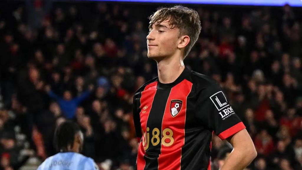 Dean Huijsen festeja uno de sus primeros goles en la Premier League