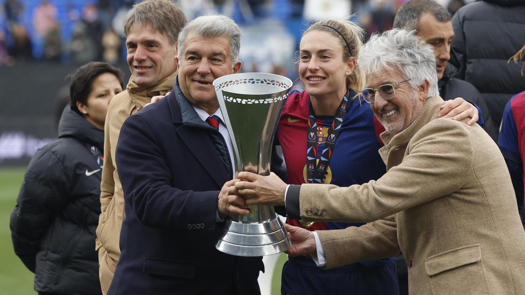 Marc Vivés, Joan Laporta, Alexia Putellas y Xavi Puig posan con el trofeo de la final de la Supercopa