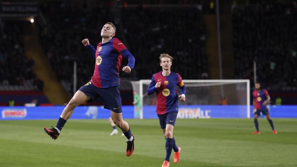 Fermín López celebra el seu doblet al València a Montjuïc