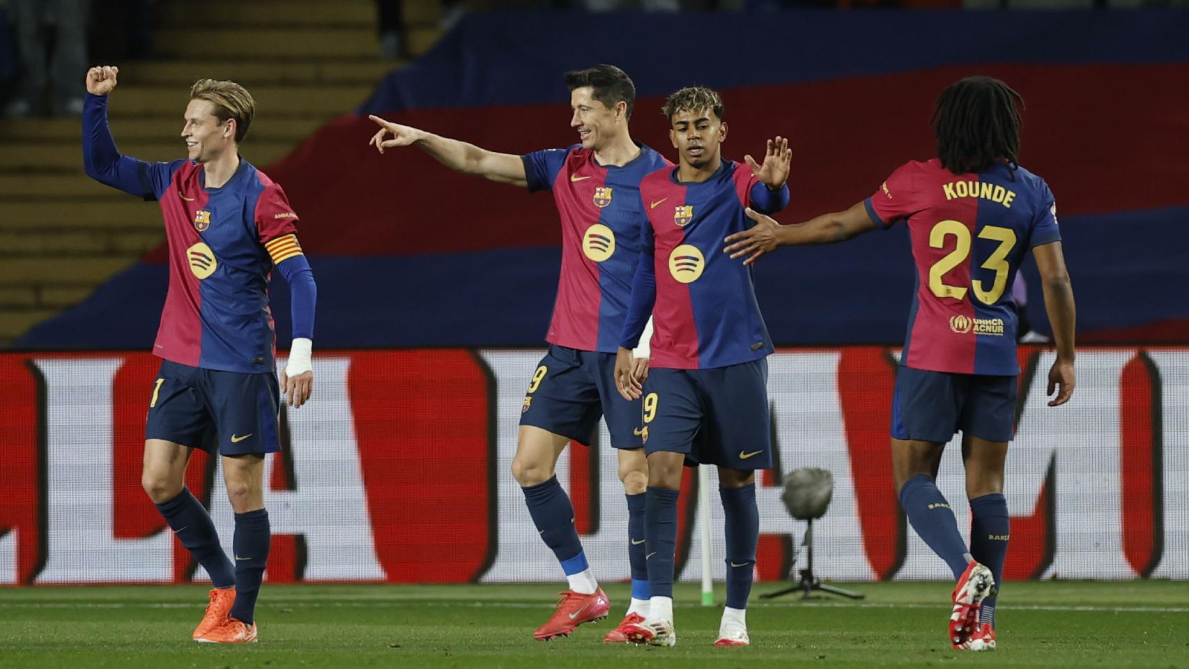 Frenkie, Lewandowski, Lamine y Koundé, durante la victoria del Barça contra el Valencia