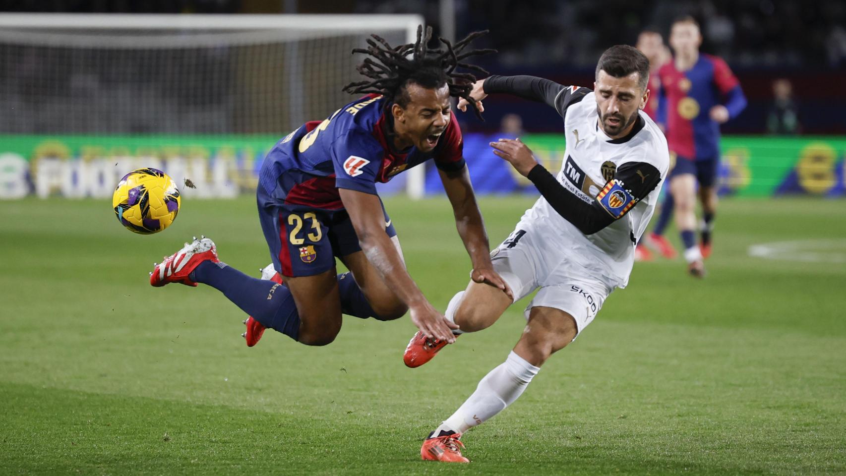 La falta de José Luis Gayà a Jules Koundé que invalida el penalti de Szczesny en el Barça-Valencia