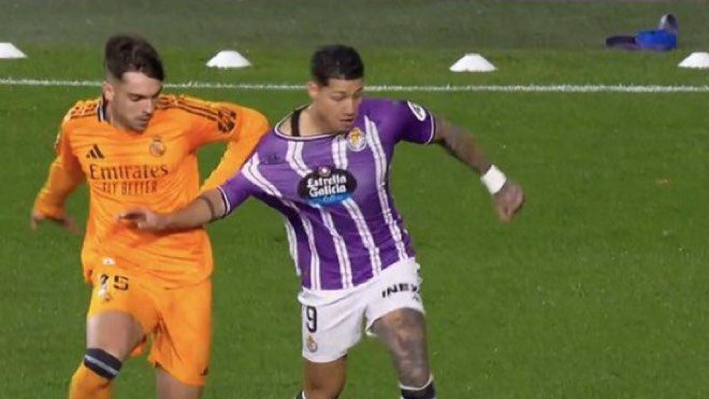 El agarrón de Raúl Asencio a Marcos André en el Real Valladolid-Real Madrid