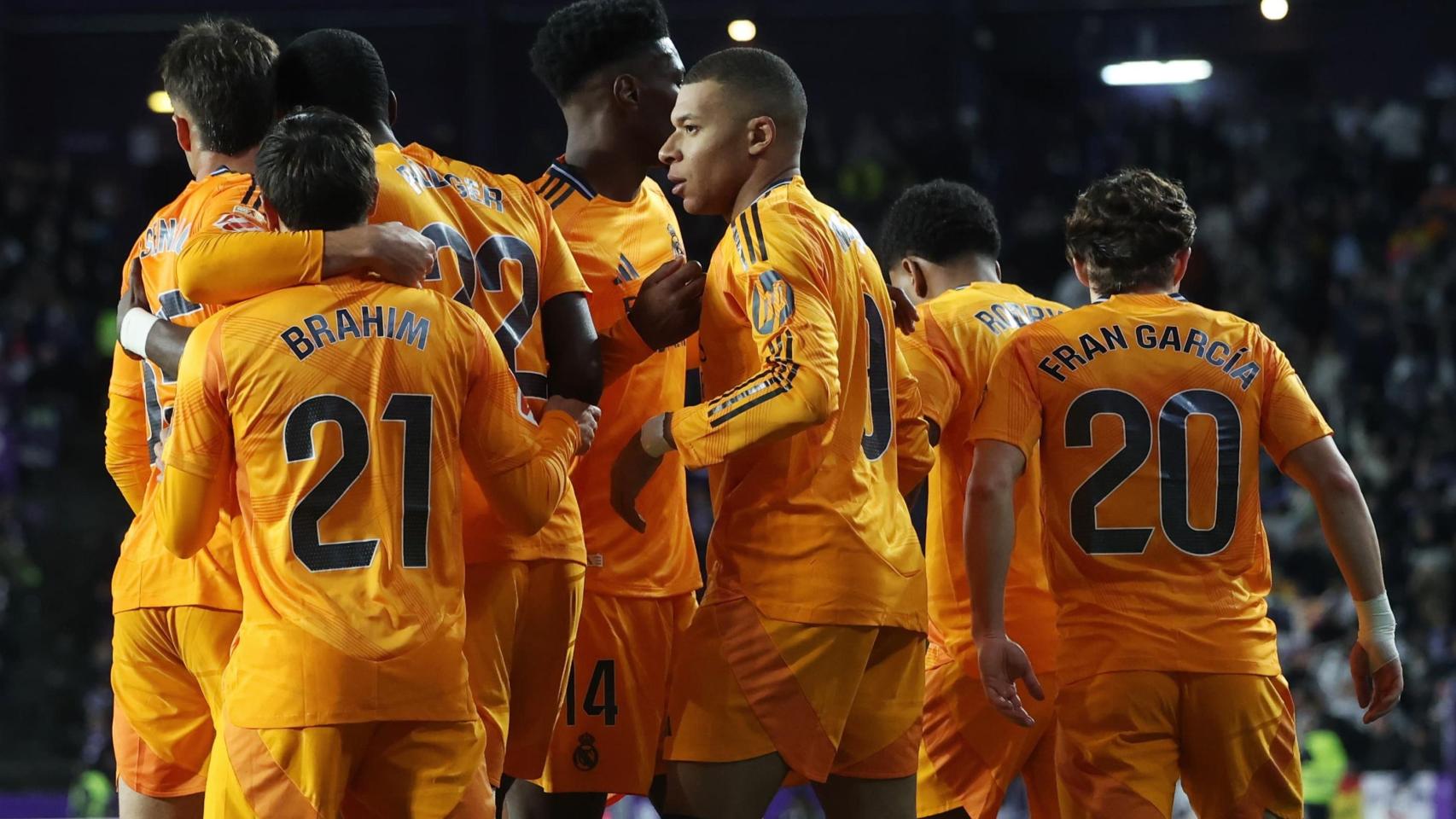 Los futbolistas del Real Madrid celebran un gol de Kylian Mbappé contra el Real Valladolid