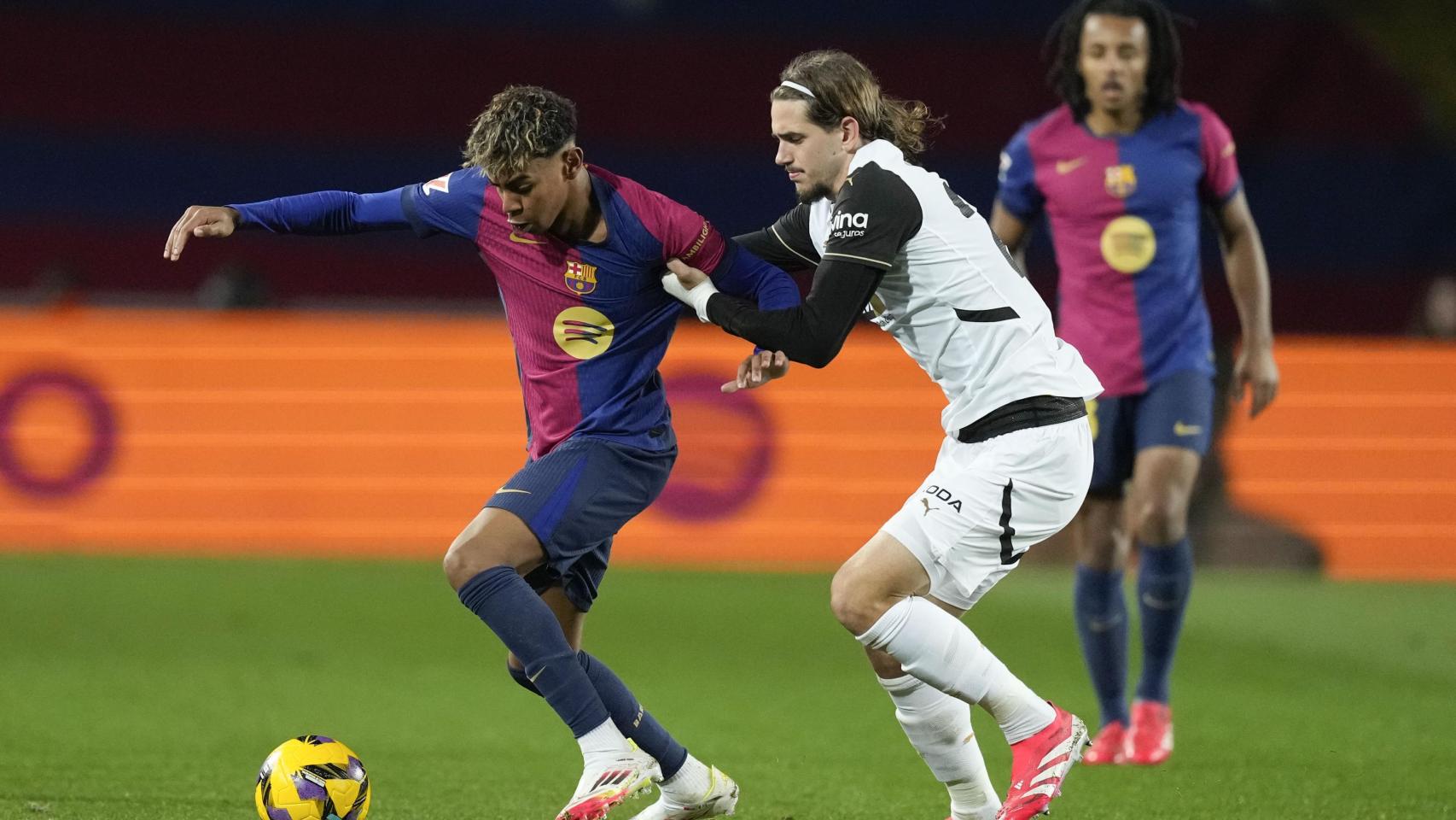 Lamine Yamal controla el balón, presionado por Yarek Gasioroski en el Barça-Valencia