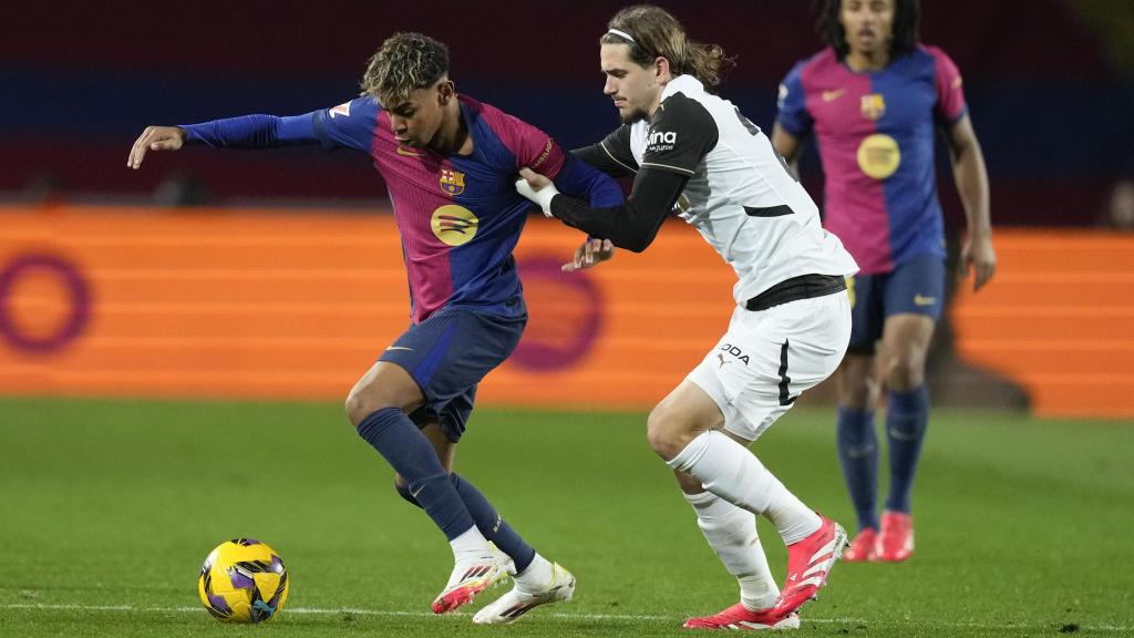 Lamine Yamal controla el balón, presionado por Yarek Gasioroski en el Barça-Valencia