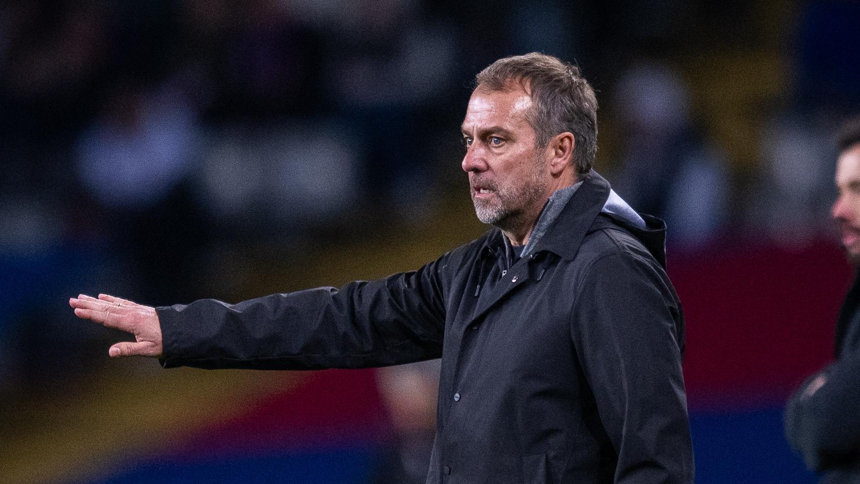 Hansi Flick da indicaciones a los jugadores del Barça en el partido contra el Valencia