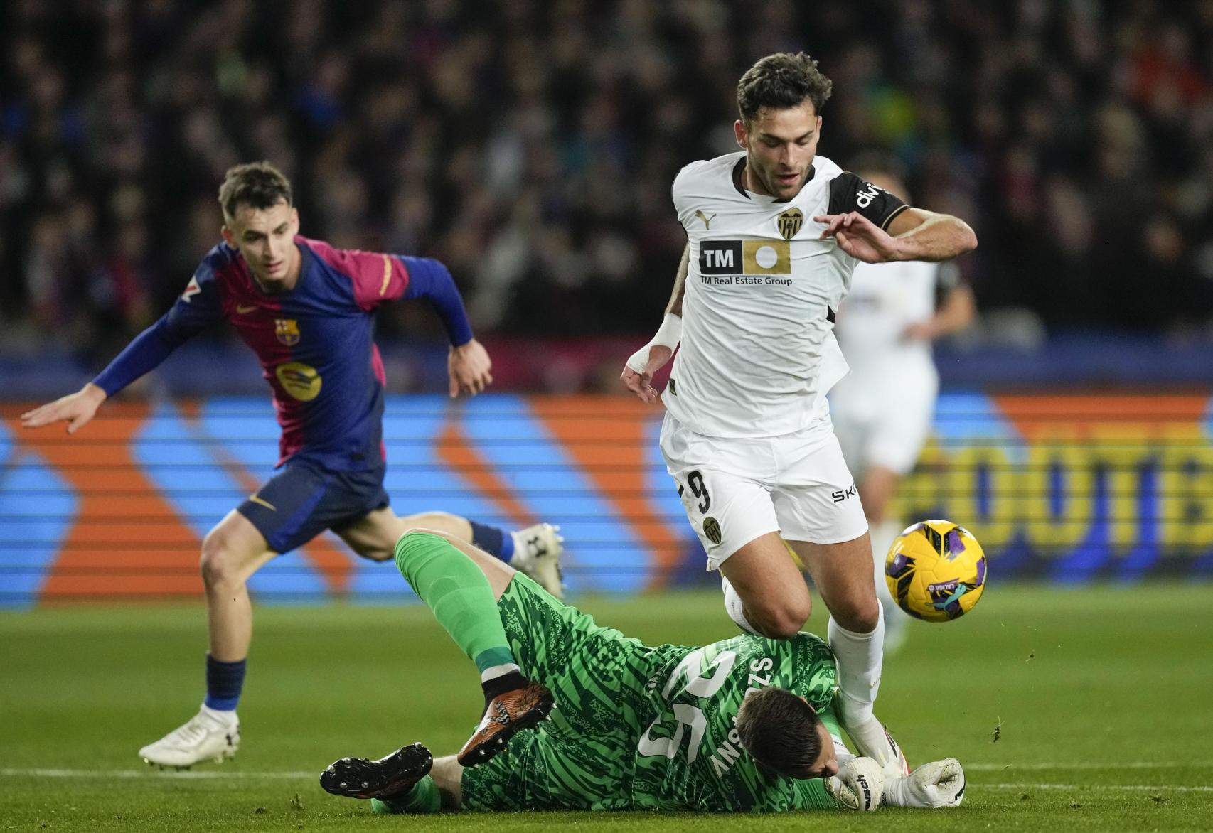 Szczesny comete una falta a Hugo Duro dentro del área