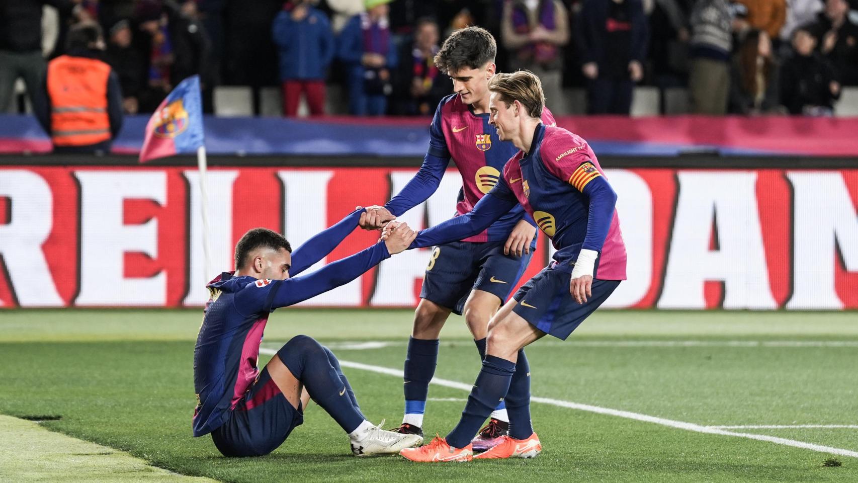 Pau Víctor y Frenkie de Jong levantan a Ferran Torres en Montjuïc