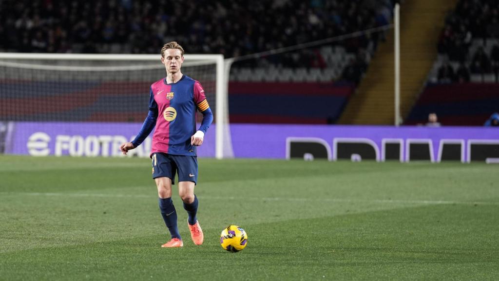 Frenkie de Jong pasa un balón en el Barça-Valencia
