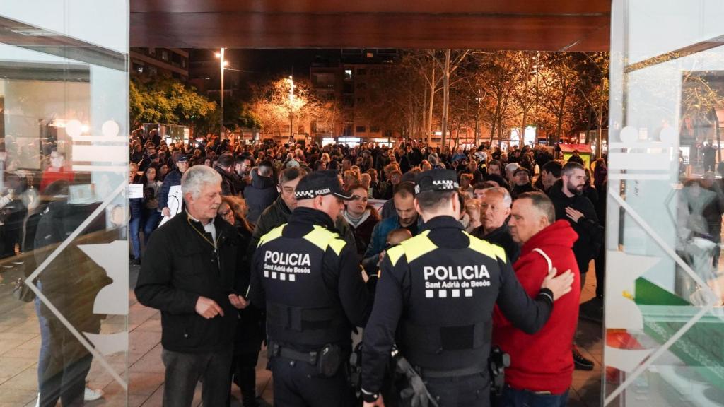 Manifestantes en Sant Adrià a las puertas del ayuntamiento