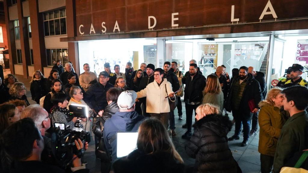 La alcaldesa Filo Cañete atendiendo a los vecinos en Sant Adrià