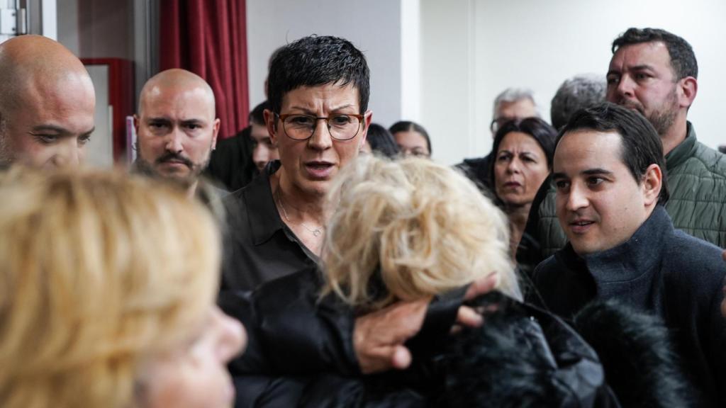 La alcaldesa Filo Cañete con una vecina de Sant Adrià