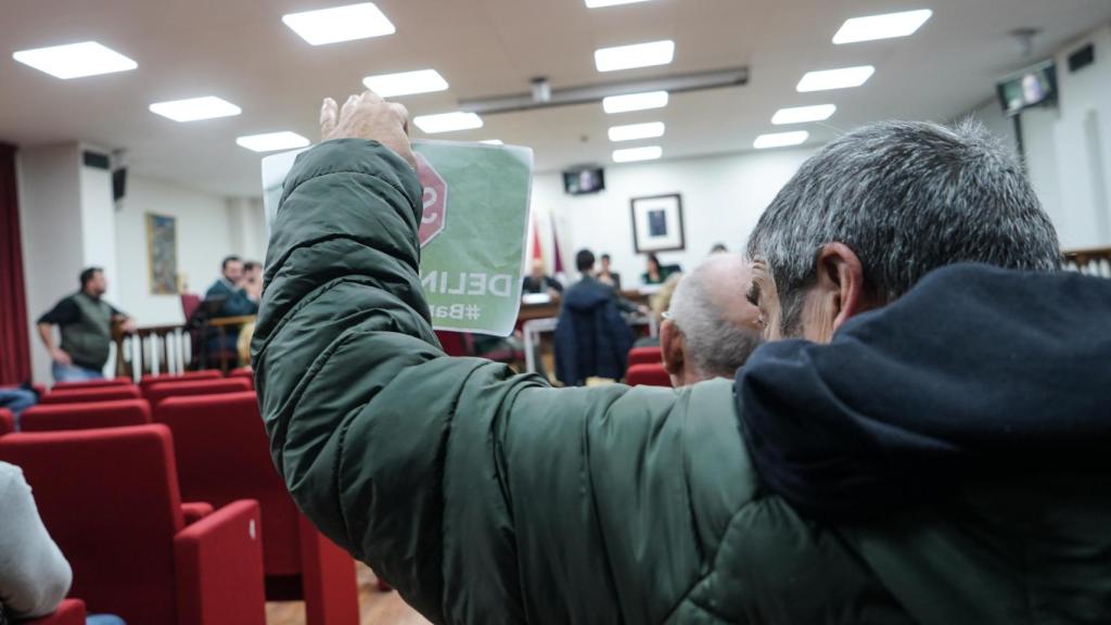 Vecinos protestando en el pleno de Sant Adrià
