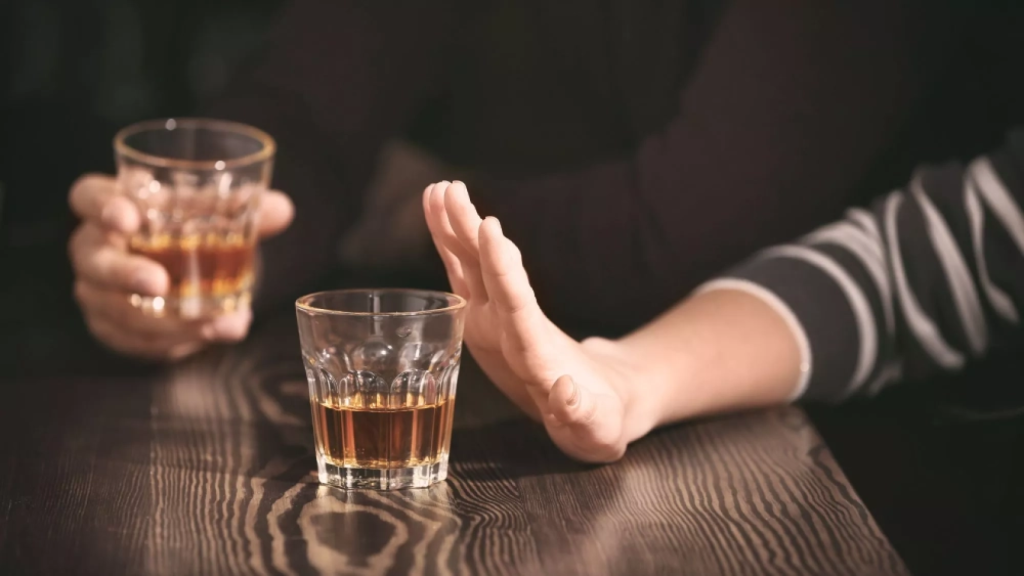 Persona que rechaza beber alcohol en el Dry January