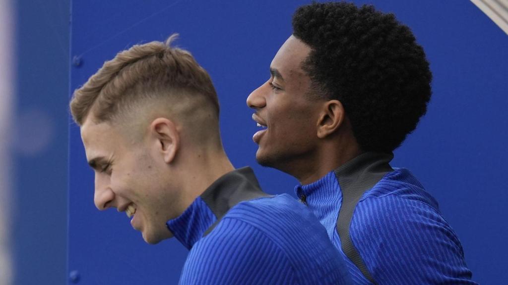 Fermín López y Alejandro Balde saltan a entrenarse antes del Barça-Atalanta de Champions