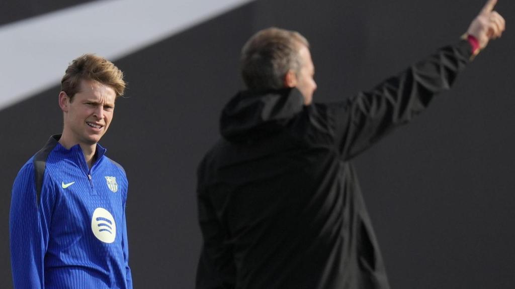 Hansi Flick da órdenes a Frenkie de Jong