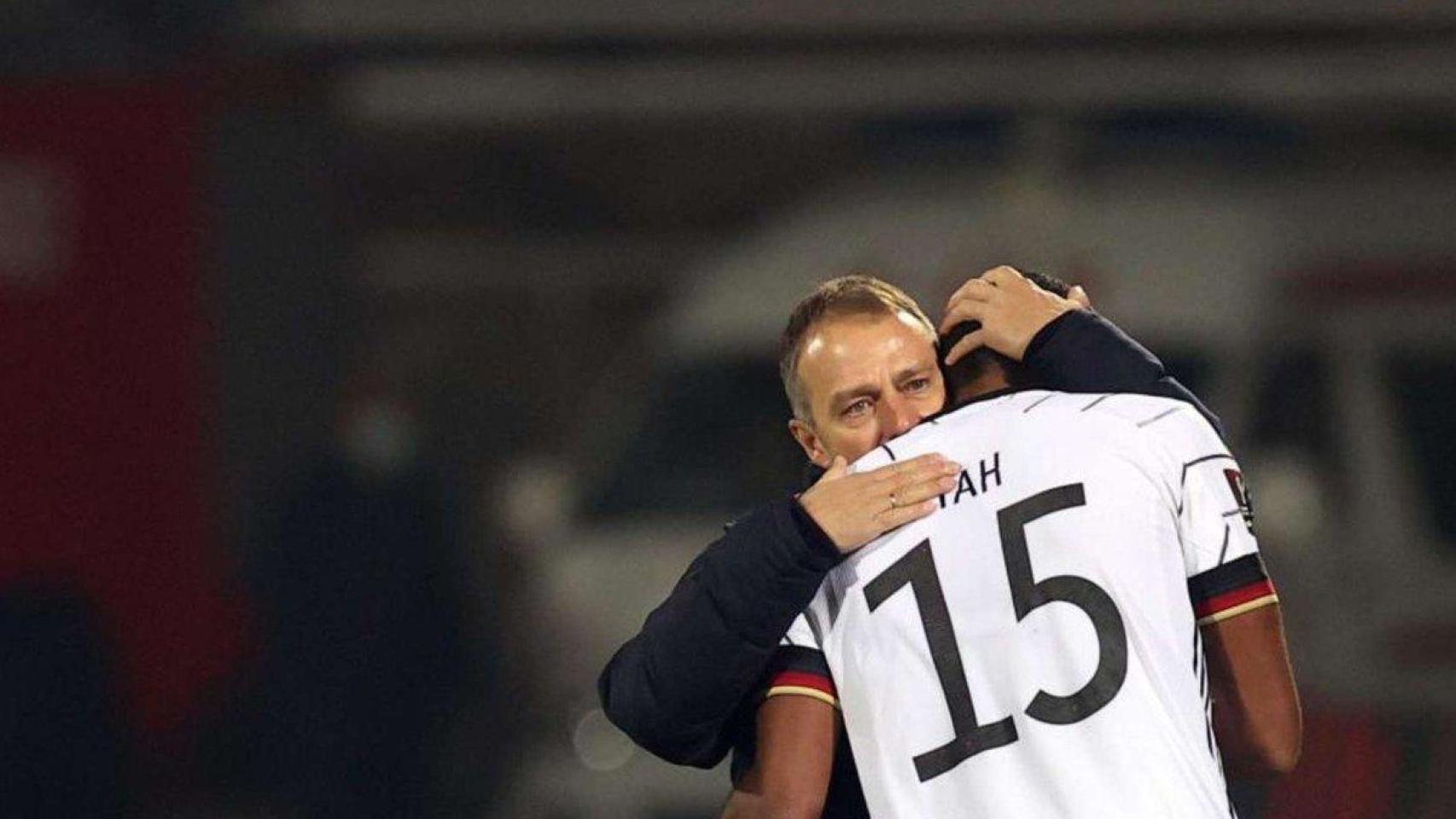 Hansi Flick abraza a Jonathan Tah como seleccionador de Alemania