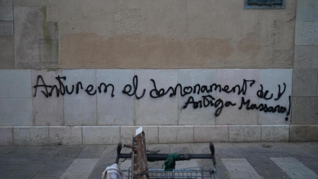 Grafitis de protesta contra el desallotjament en un mur de l'Antiga Massana