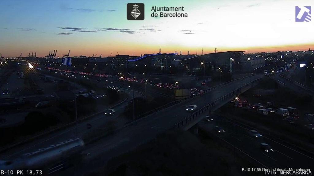 Retencions a la Ronda Litoral després del bolcat d'un camió