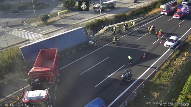 Un camión vuelca en la Ronda Litoral