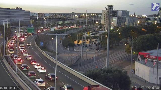 Retenciones causadas por el vuelco de un camión en la Ronda Litoral