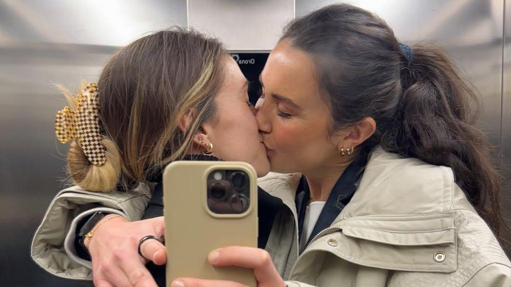 El apasionado beso de Mapi León e Ingrid Engen durante las Navidades