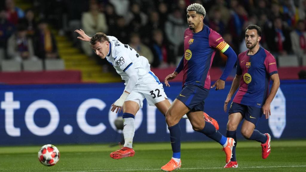 Araujo intenta frenar una internada de Retegui