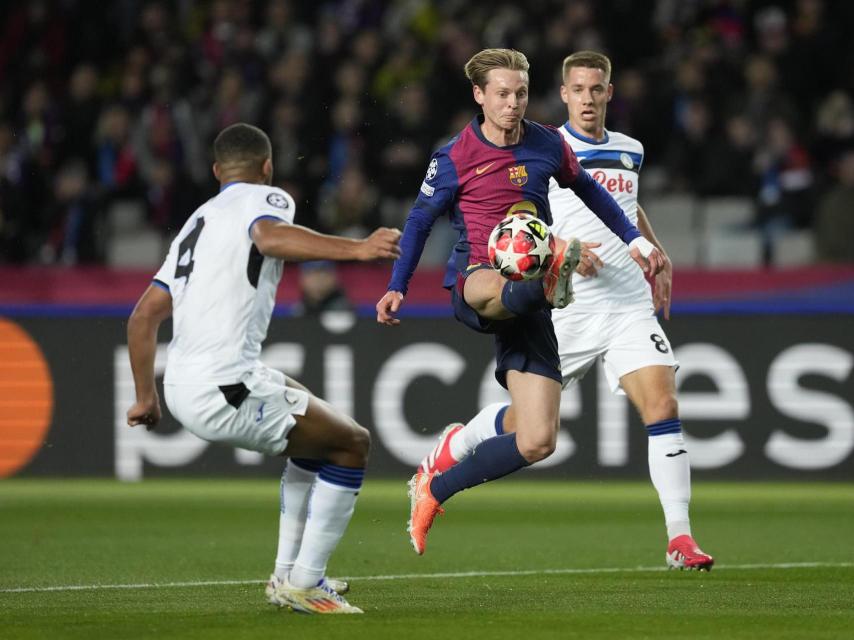 Frenkie de Jong, en un lance del partido contra el Atalanta