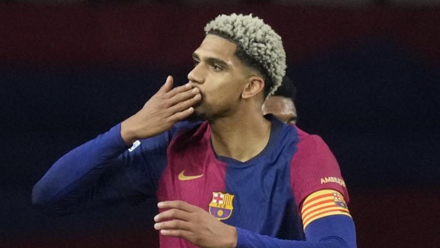 Ronald Araujo festeja su gol anotado contra la Atalanta