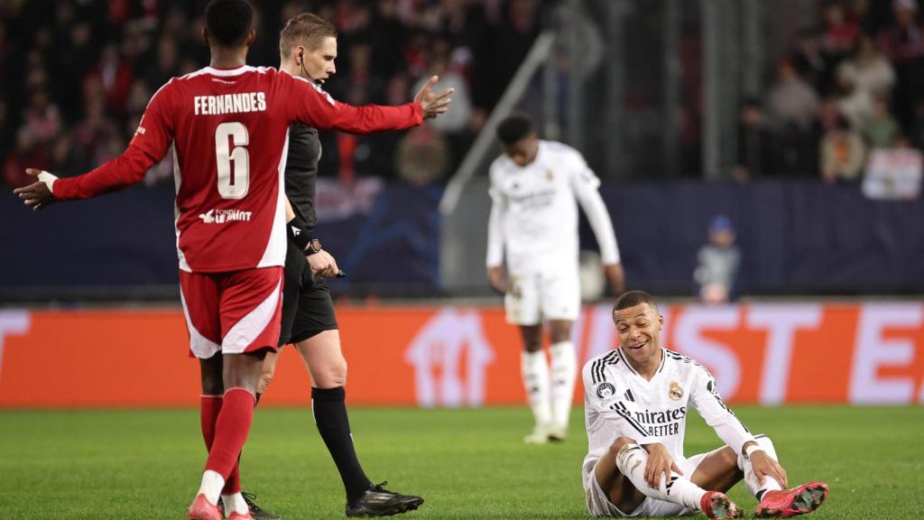 Kylian Mbappé, sentado en el césped tras recibir una falta en el Brest-Real Madrid