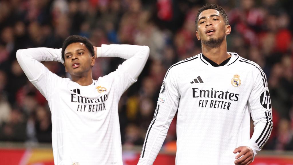 Rodrygo Goes y Jude Bellingham se lamentan por una ocasión fallada del Real Madrid contra el Brest