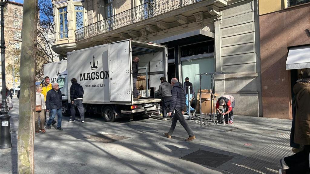 Treballadors buiden la botiga de Macson al passeig de Gràcia després del seu tancament