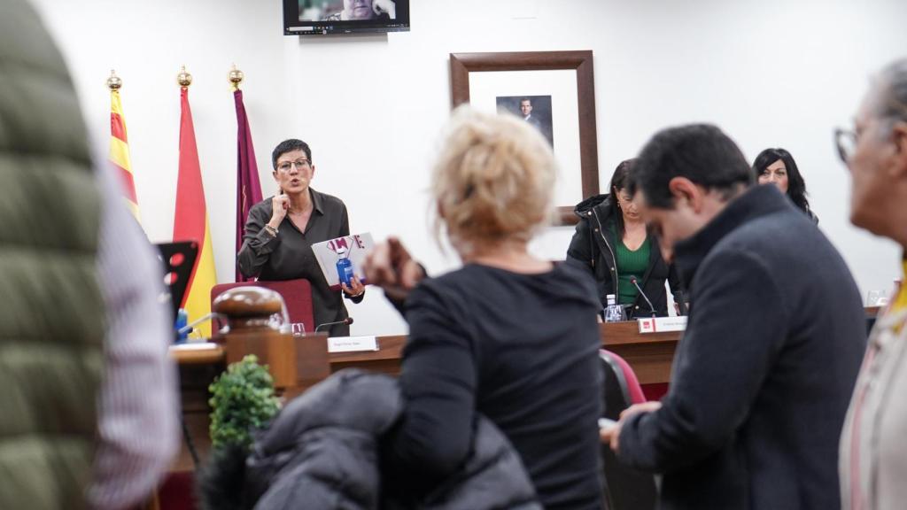 Filo Cañete durante el pleno municipal, en plena discusión con una vecina
