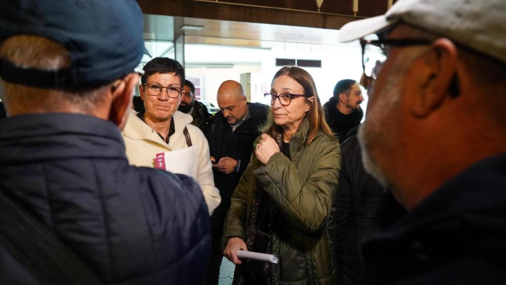 Filo Cañete con un grupo de vecinos durante la manifestación en Sant Adrià de Besòs