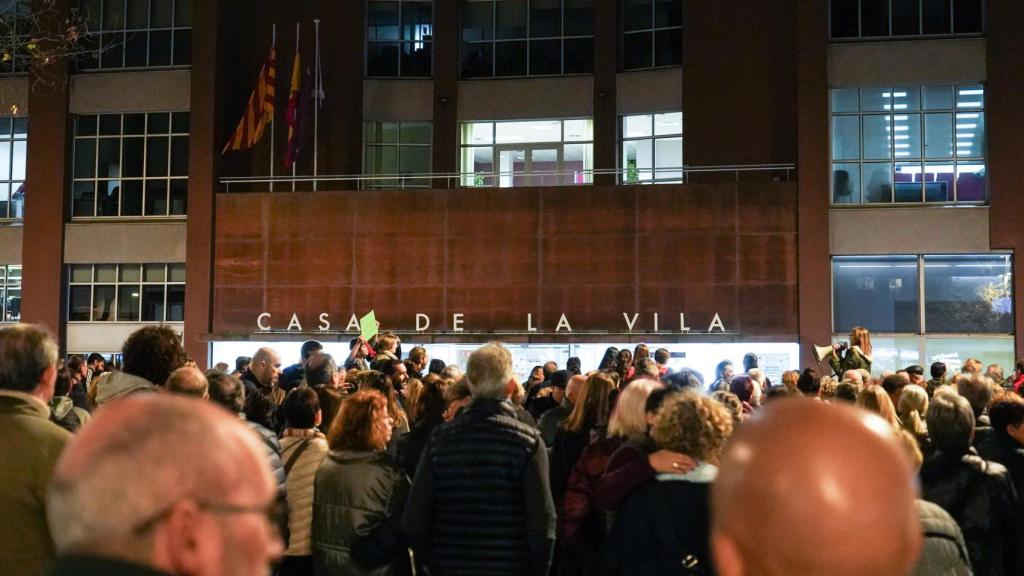 Manifestantes a las puertas del Ayuntamiento de Sant Adrià