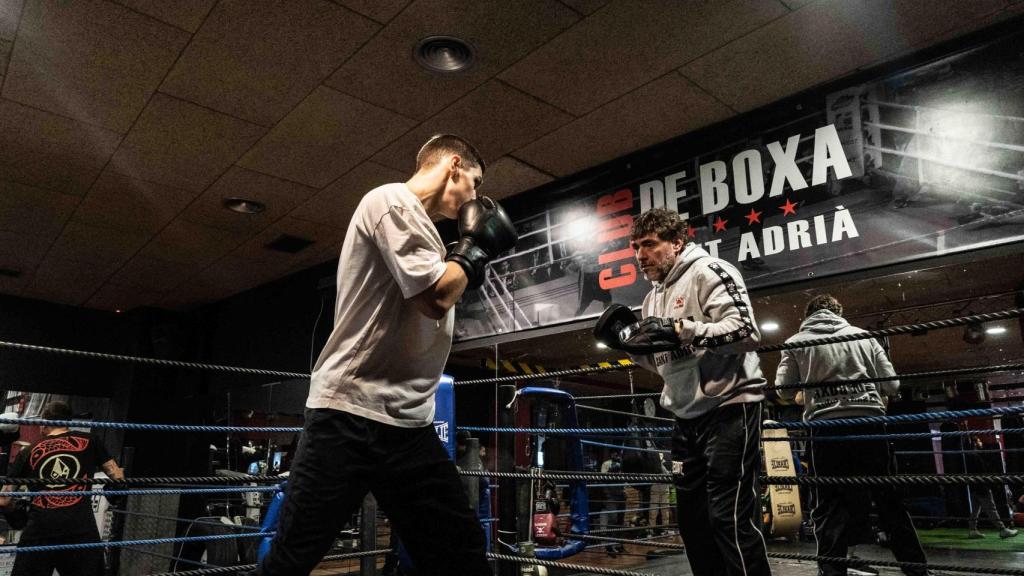 Artur amb el seu entrenador, José, al Club de Boxa Sant Adrià