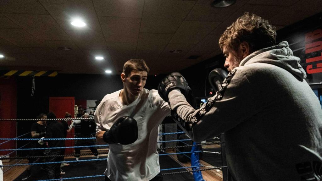 Artur Zbun haciendo manoplas con su entrenador, José