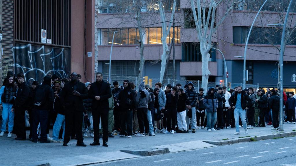 Los seguidores de Central Cee esperando en la calle