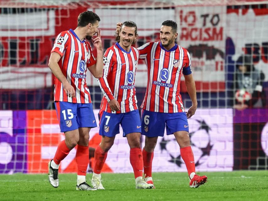 Clément Lenglet, Antoine Griezmann y Koke celebran un gol del Atlético de Madrid contra el RB Salzburgo en la Champions League