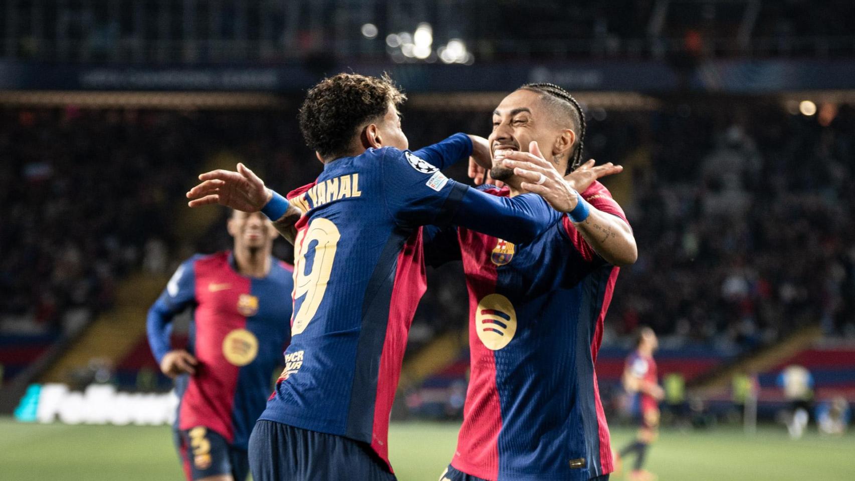 Lamine Yamal y Raphinha se abrazan para celebrar un gol del Barça en Champions League contra la Atalanta en Montjuïc