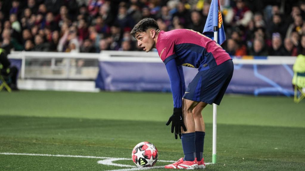 Pedri se dispone a sacar de esquina durante el partido del Barça contra la Atalanta
