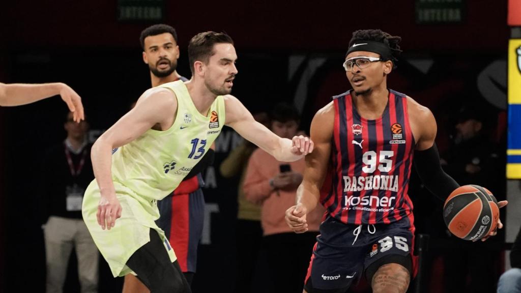 Satoransky busca robar el balón a Moneke en el Baskonia-Barça de Euroliga