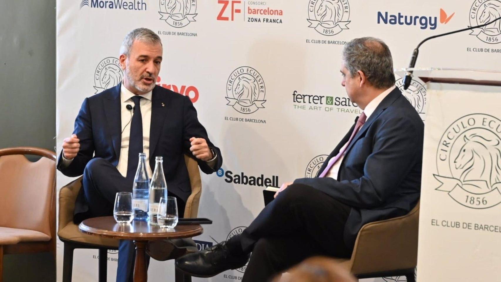 El alcalde de Barcelona, Jaume Collboni, junto al director adjunto de La Vanguardia