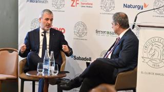 El alcalde de Barcelona, Jaume Collboni, junto al director adjunto de La Vanguardia