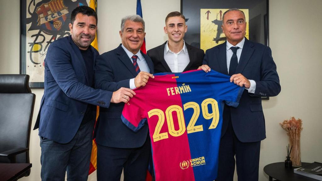 Deco, Laporta, Fermín López y Yuste, en la renovación del canterano del Barça