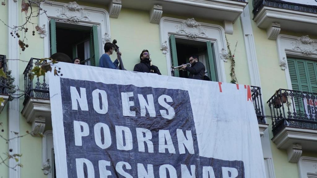 Músics durant la concentració a Casa Orsola del divendres, 31 de gener