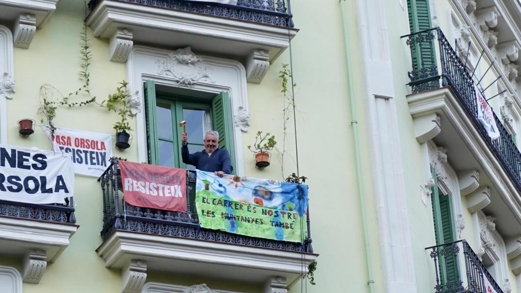 Un vecino de Casa Orsola desde su balcón este viernes, 31 de enero